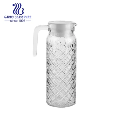 1L de fábrica al por mayor de diseño clásico de vidrio jarra de agua helada con tapa de plástico colores personalizados para uso en el hogar y la oficina con asa
